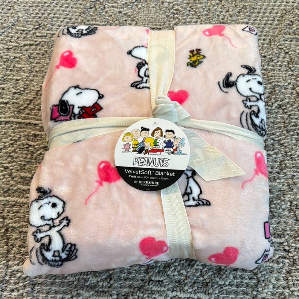 Peanuts Pink VelvetSoft Blanket with Snoopy and Hearts
